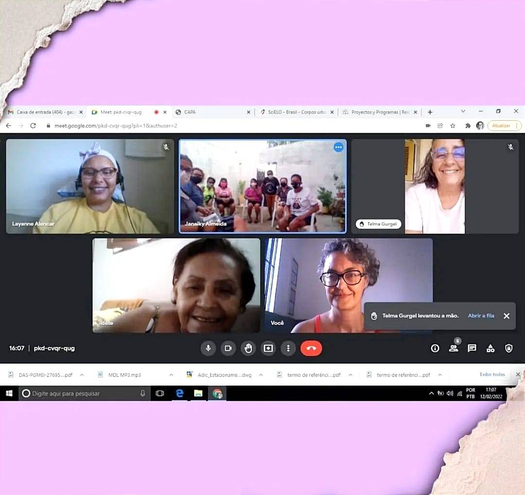 Sobre fundo lilás, uma tela de computador com cinco janelas e as participantes de uma reunião virtual. São integrantes do agrupamento da Articulação de Mulheres Brasileiras do Rio Grande do Norte. Quatro janelas trazem uma mulher sorrindo, em uma janela central, um grupo de mulheres sentadas em semicírculo.